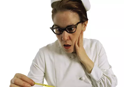 Asistentă, concediată în timpul operaţiei