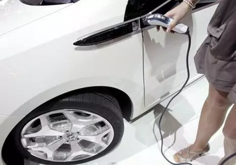 Britanicii vor primi până la 5.000 de lire pentru cumpărarea de maşini electrice
