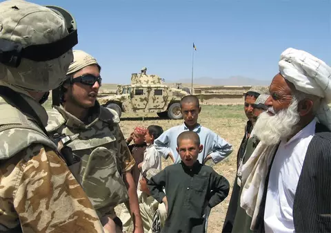 Militarii din Afganistan au sărbătorit Paştele cu ouă roşii şi miel 