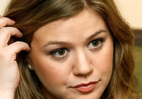 Kelly Clarkson îşi cumpără singură albumele!