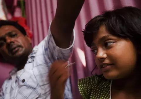 Tatăl fetiţei din Slumdog Millionaire, arestat!