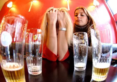 Alcoolul, bun pentru femei când e consumat de bărbaţi?