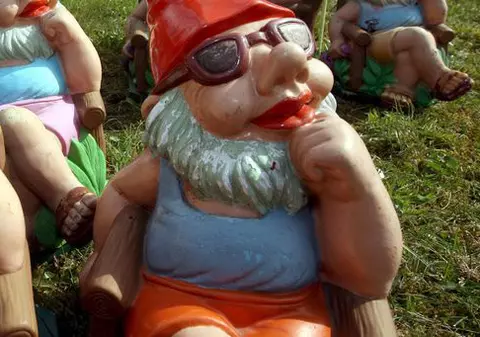 Obligată să-şi îmbrace piticii de grădină, pentru că erau vulgari