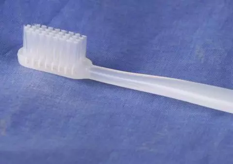Românii schimbă periuţa de dinţi la doi-trei ani