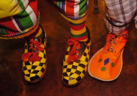 Clovnii nu mai au voie să poarte pantofi uriaşi