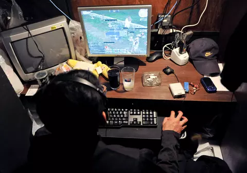 Patru români care fraudau pe Internet, căutaţi de FBI 