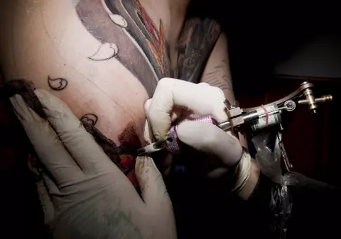 Şi-a obligat fiul de şapte ani să-şi facă tatuaj