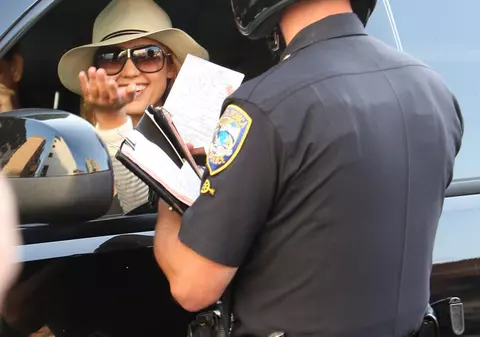 Jessica Alba, la glume cu poliţistul care a tras-o pe dreapta