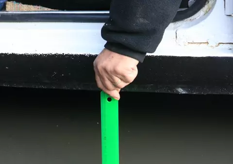 A căzut cu maşina într-o groapă şi a inundat o stradă