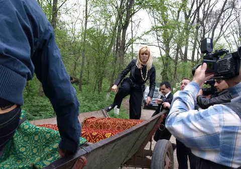 Elena Udrea s-a plimbat cu barca şi căruţa în Delta Neajlovului