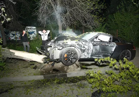 Un Nissan GT-R a smuls un copac de 15 metri din rădăcini