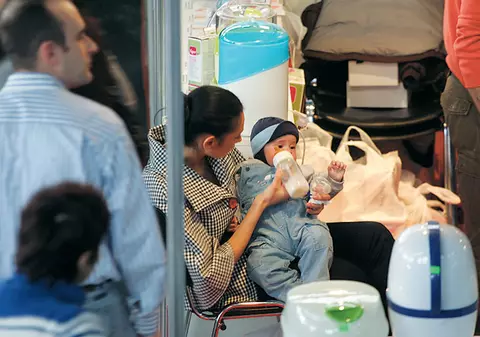 Luciu şi-a hrănit copilul în public