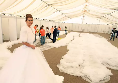 Un nou record în Capitală: Rochie de mireasă cu trenă de peste 1 km
