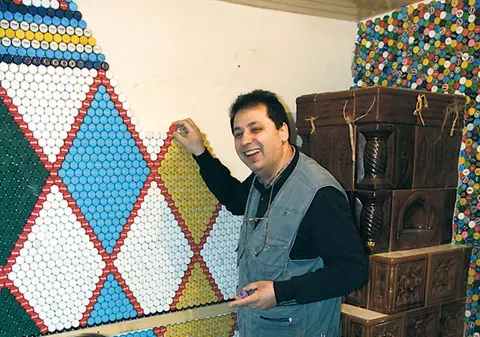 Şi-a tapetat barul cu dopuri