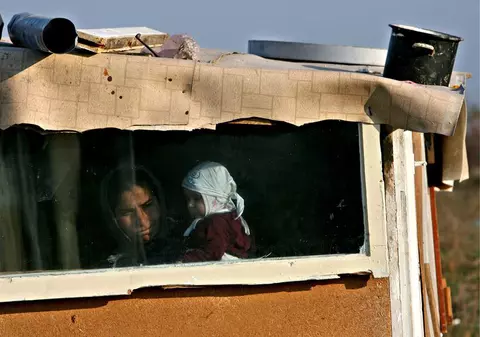 Peste 100 de ţigani români, evacuaţi de poliţia franceză