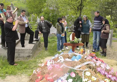 S-au dus cu lăutarii la cimitir