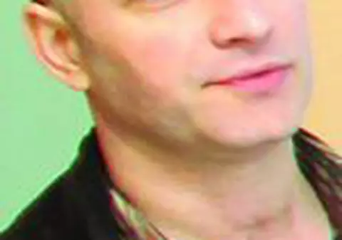 Scoate la licitaţie portretele vedetelor