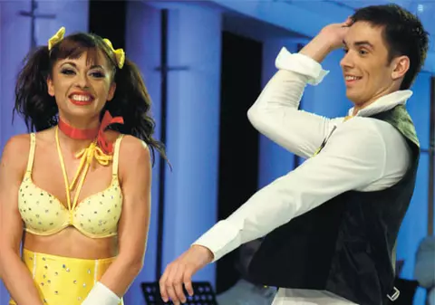 Cheeky Monica a dansat în chiloţi