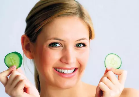 Scapă de cearcăne cu felii de castravete