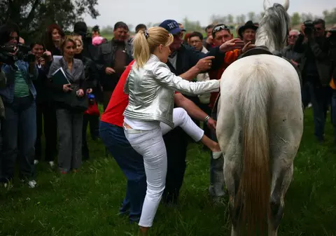 Elena Udrea la călărit