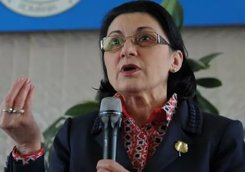 Andronescu: "Teza la limba română se susţine joi, iar greva se suspendă" 