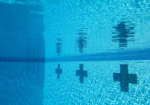 Cumplit. Fetiţa româncă de 10 ani găsită în piscină a fost violată şi ucisă de un conaţional de 20 de ani