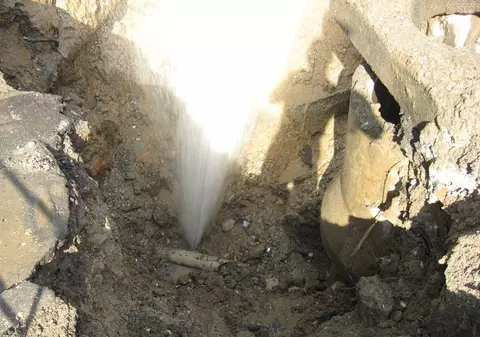 Două maşini distruse de un jet de apă 