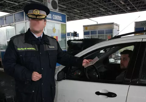 Opt angajaţi ai vămii Giurgiu, arestaţi pentru luare de mită