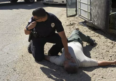 A fost decapitat de un poliţist beat