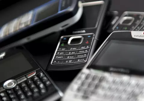 Români arestaţi în Ungaria pentru trafic cu telefoane mobile