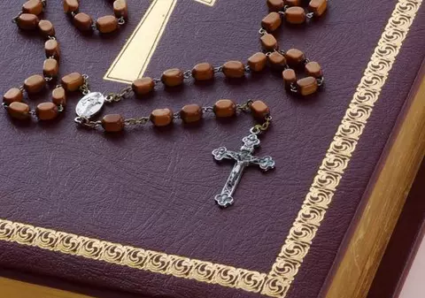 Biblia i-a salvat viaţa unui preot