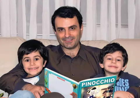 Povestea lui Lucian Mândruţă pentru fiii lui, Mihai (7 ani) şi Matei (5 ani)