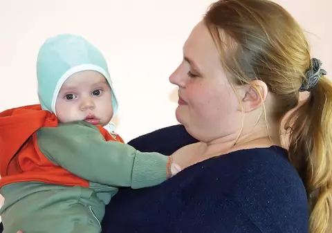 La trei luni cântăreşte cât un copil de un an