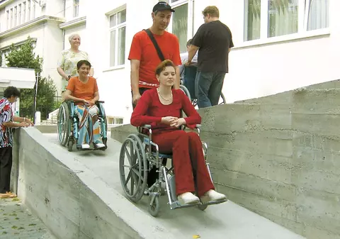 Interzis în Casa Poporului persoanelor cu handicap