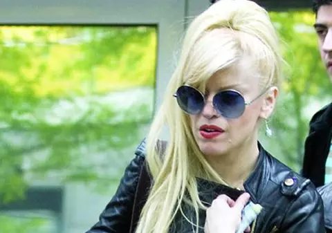 EXCLUSIV/ Loredana Groza resimte încă neajunsurile copilăriei. Care e primul lucru pe care îl face când ajunge în străinătate