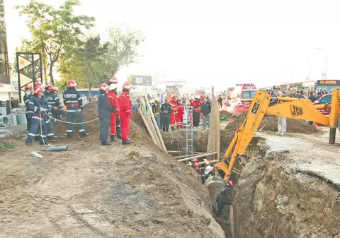 Patru muncitori care lucrau la pasajul Băneasa au fost îngropaţi de vii