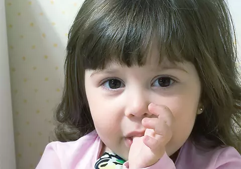 Micuţul tău îşi suge degetul?