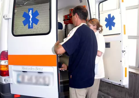 Bebeluş de o zi, abandonat pe scările de la metrou 