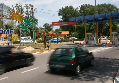 A ieşit din maşina răsturnată şi a plecat la examen