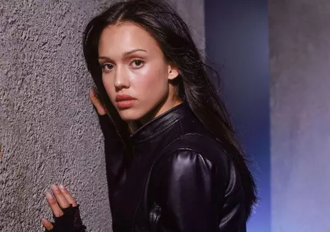 Jessica Alba îşi decorează casa cu gunoaie