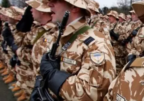 Militar român rănit în Afganistan, decorat de Băsescu 