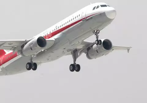 Un Airbus a aterizat de urgenţă cu un motor în flăcări