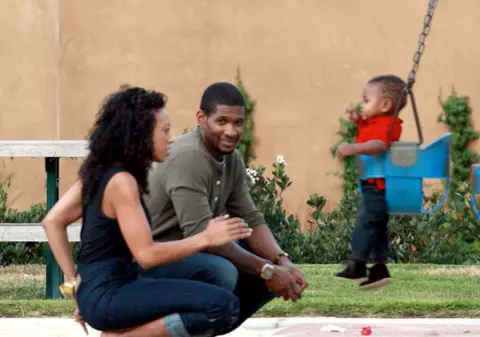 Usher divorţează după o căsnicie de doi ani şi doi copii