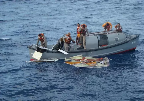 Trei noi cadavre ale unor pasageri ai avionului Airbus, recuperate