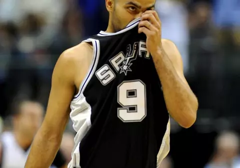 Jefuit, Tony Parker suspină după tricoul semnat de Michael Jordan 