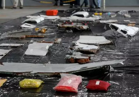 Investigatorii exclud o explozie a avionului recuperat din Atlantic