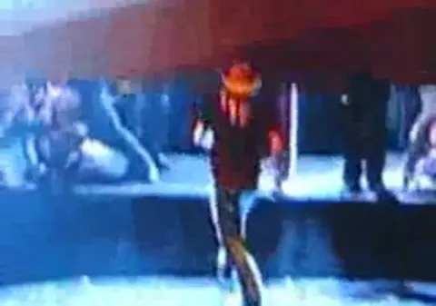 Video / Bret Michaels şi-a rupt nasul în timpul unui concert