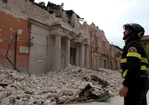 Italienii care au rămas fără casă în urma seismului din Abruzzo au ieşit în stradă
