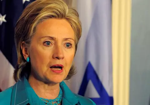 Hillary Clinton a căzut şi şi-a fracturat cotul