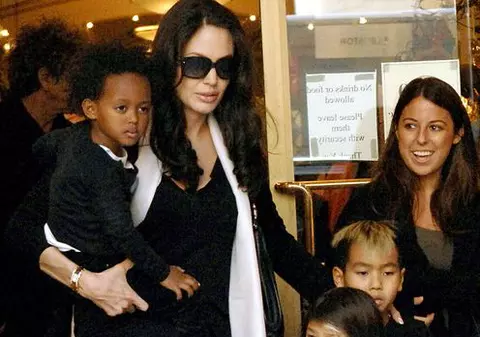 Angelina Jolie: "Le ofer copiilor mei o educaţie complexă despre lume"